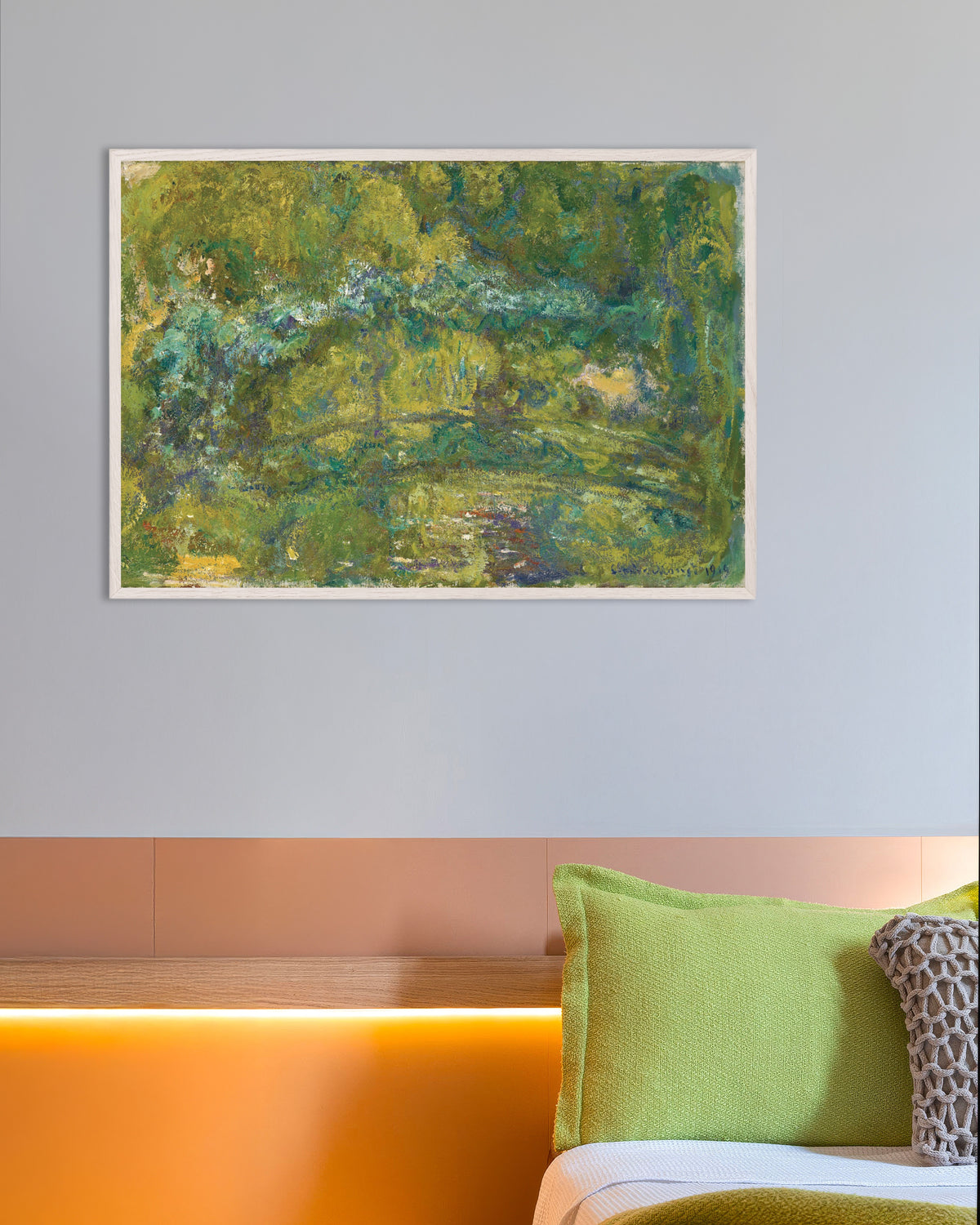 Poster Die Brücke über den Seerosenteich (1919) von Claude Monet mit weißem Holzrahmen