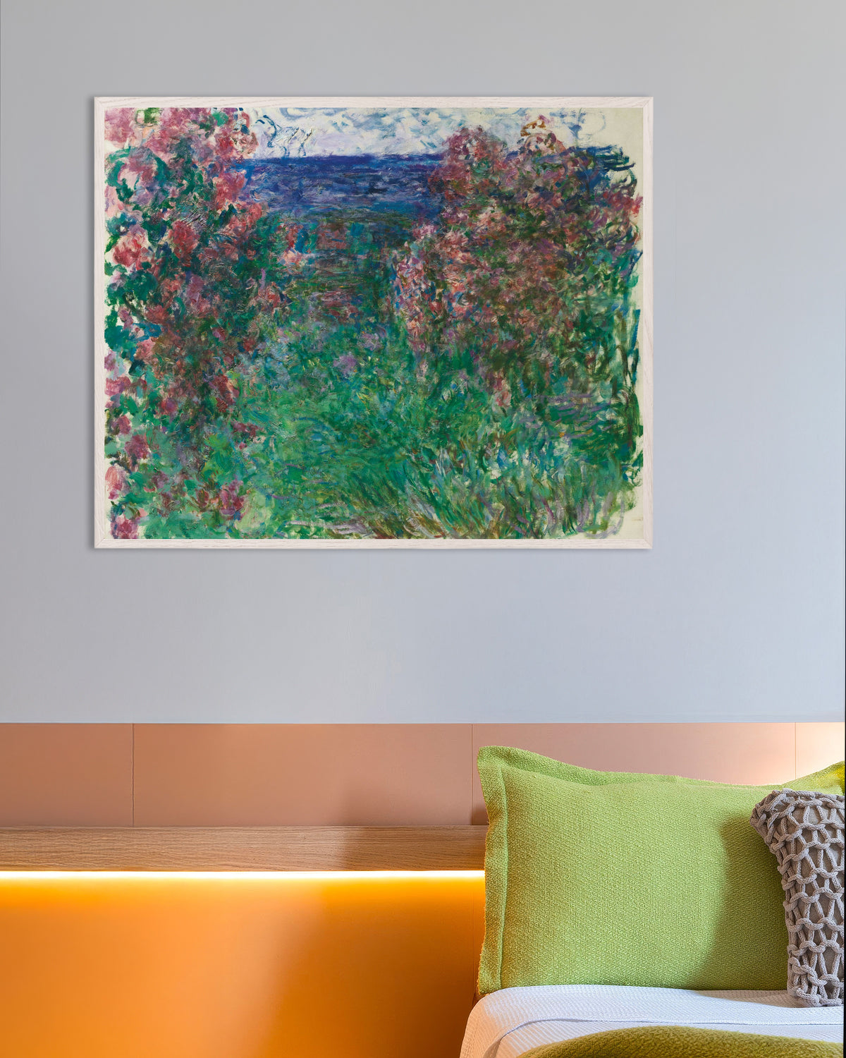 Poster Das Haus zwischen den Rosen (um 1925) von Claude Monet mit weißem Holzrahmen
