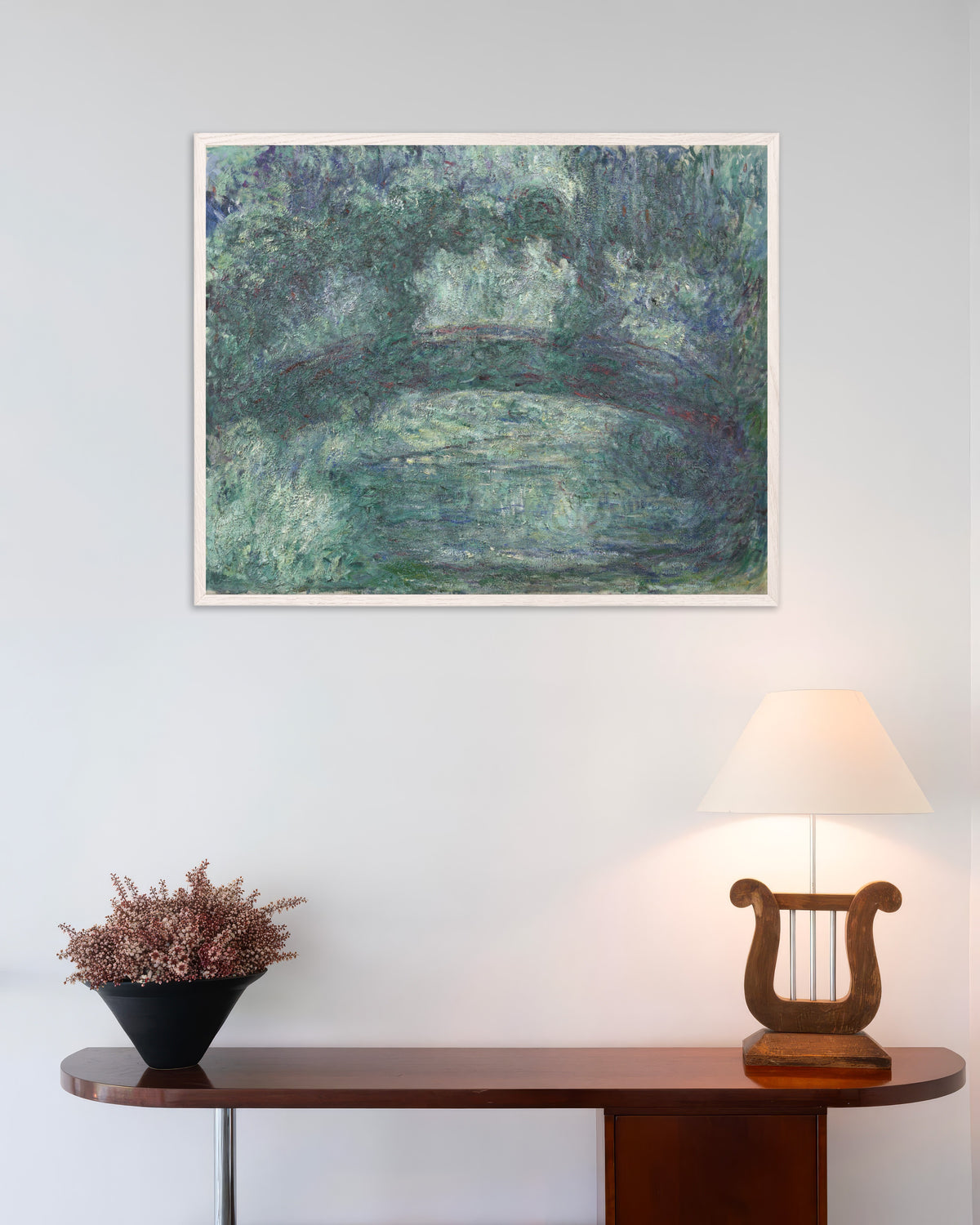 Poster Die japanische Brücke (1919–1924) von Claude Monet mit weißem Holzrahmen