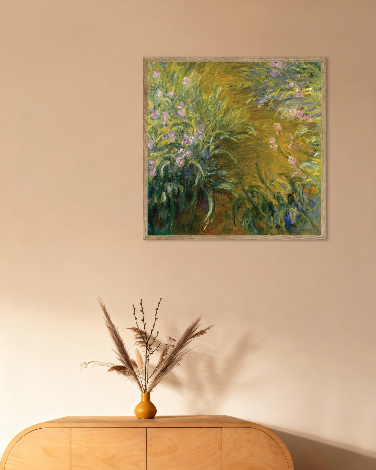 Poster Der Weg durch die Schwertlilien (1914–1917) von Claude Monet mit naturfarbenem Holzrahmen