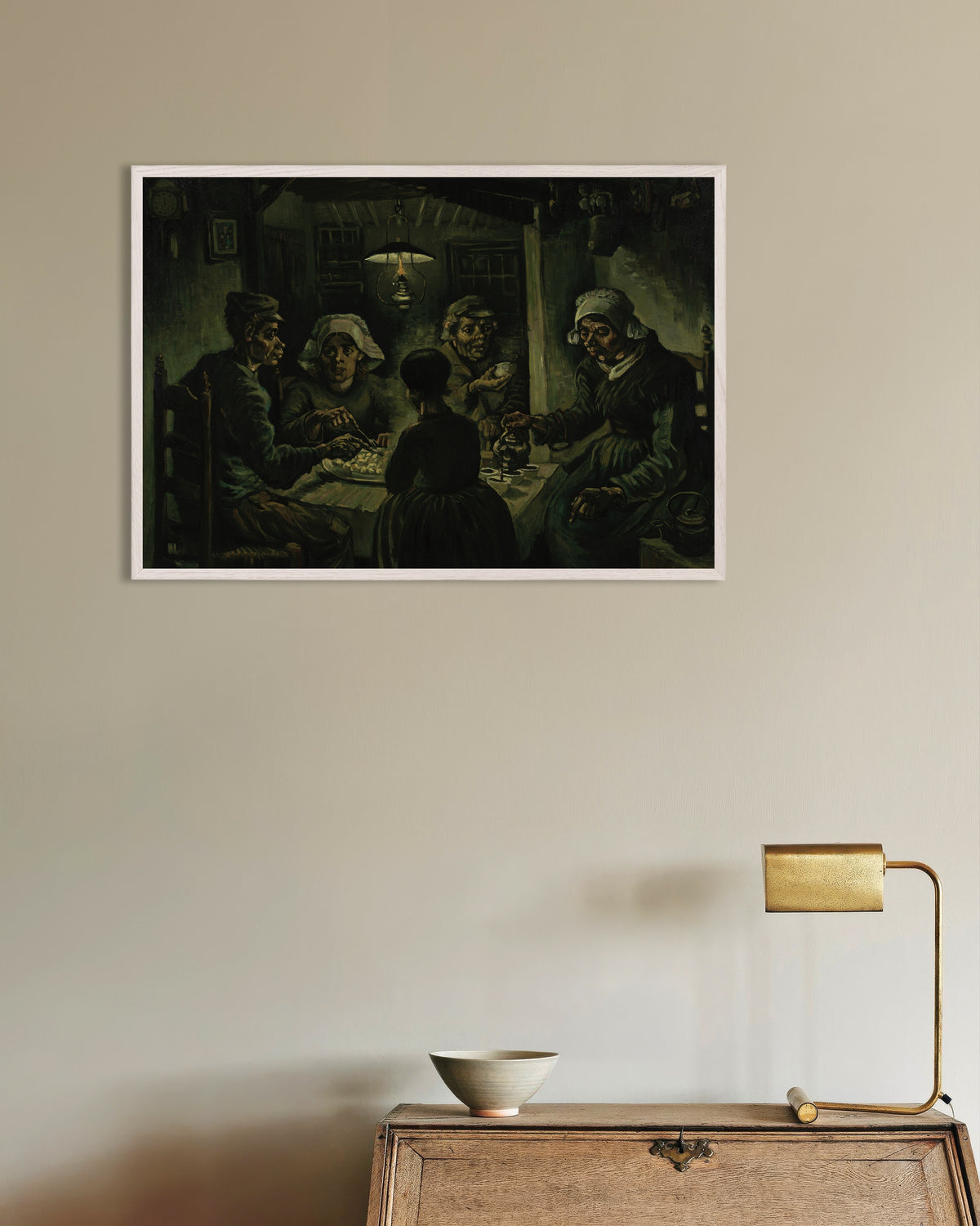 Poster „Die Kartoffelesser“ (1885) von Vincent van Gogh, mit weißem Holzrahmen