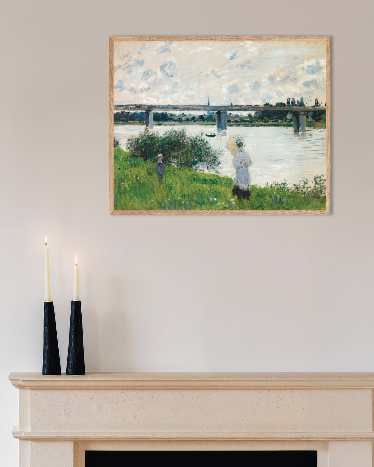 Poster Spaziergang an der Eisenbahnbrücke, Argenteuil (1874) von Claude Monet mit naturfarbenem Holzrahmen