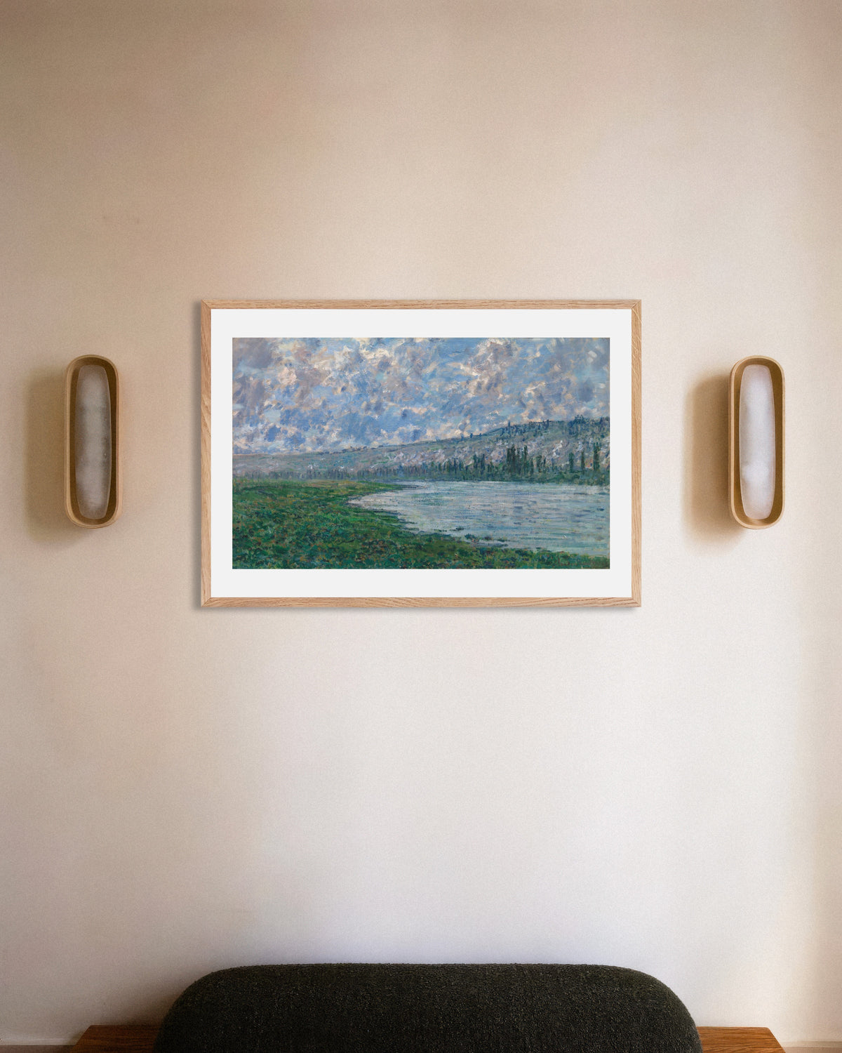 Poster Die Seine bei Vétheuil (1880) von Claude Monet mit naturfarbenem Holzrahmen
