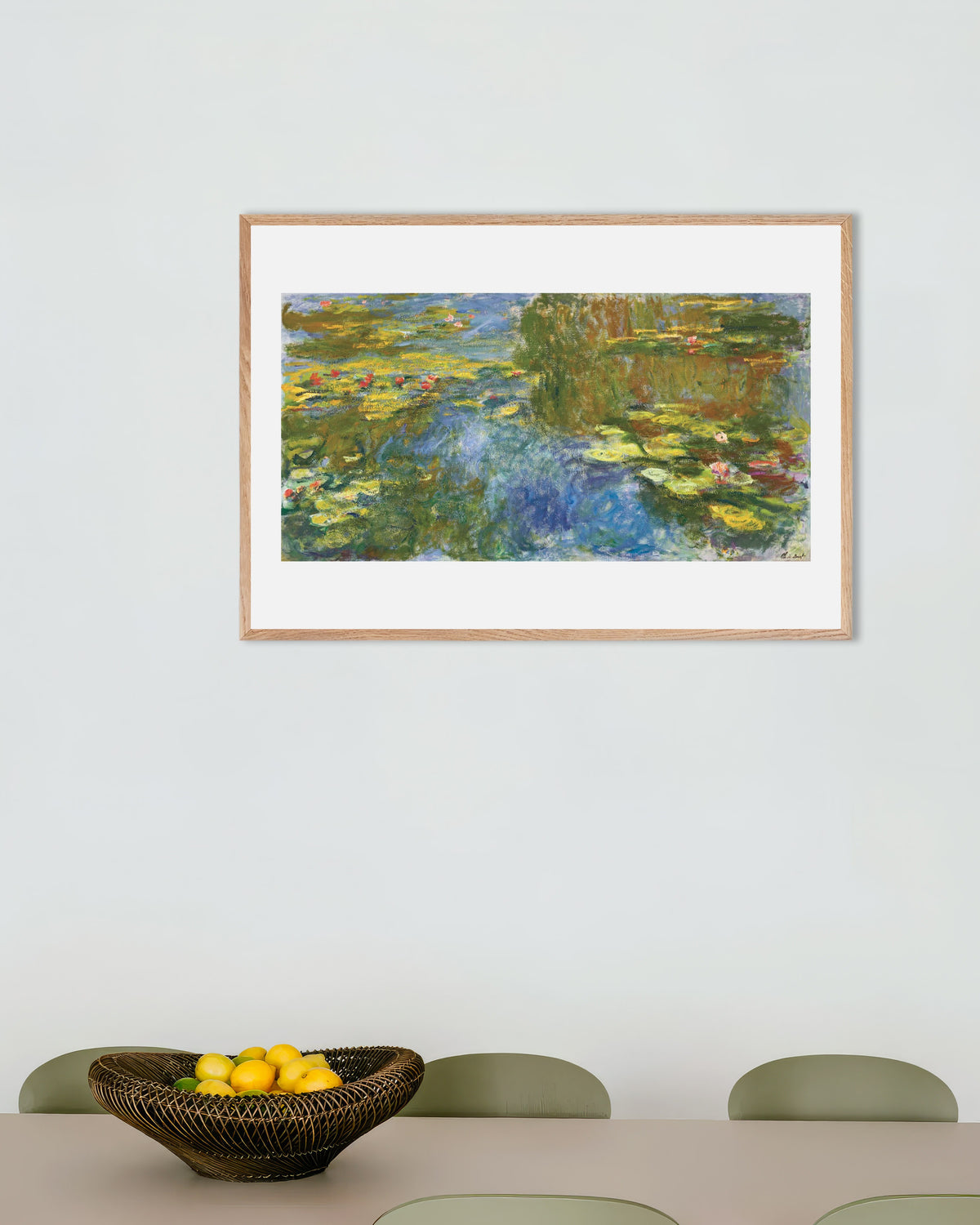 Poster Der Seerosenteich (um 1917–1919) von Claude Monet mit naturfarbenem Holzrahmen