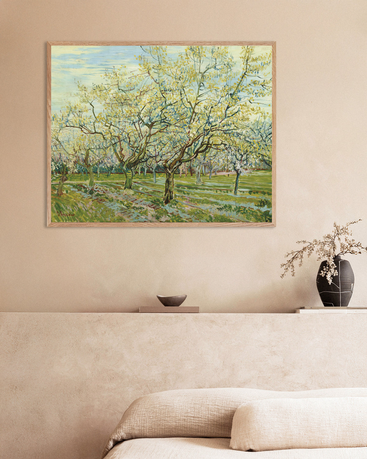 Poster: Der weiße Obstgarten (1888) von Vincent van Gogh, mit naturfarbenem Holzrahmen