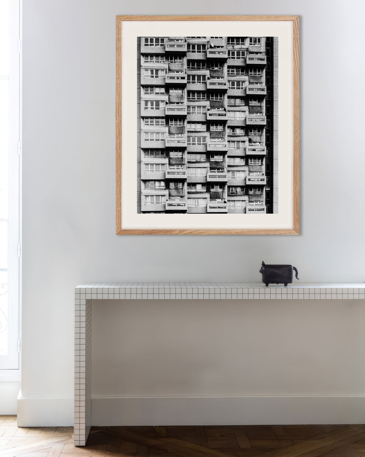 Poster „Fassade eines Hochhauses mit Balkonen“ mit naturfarbenem Holzrahmen