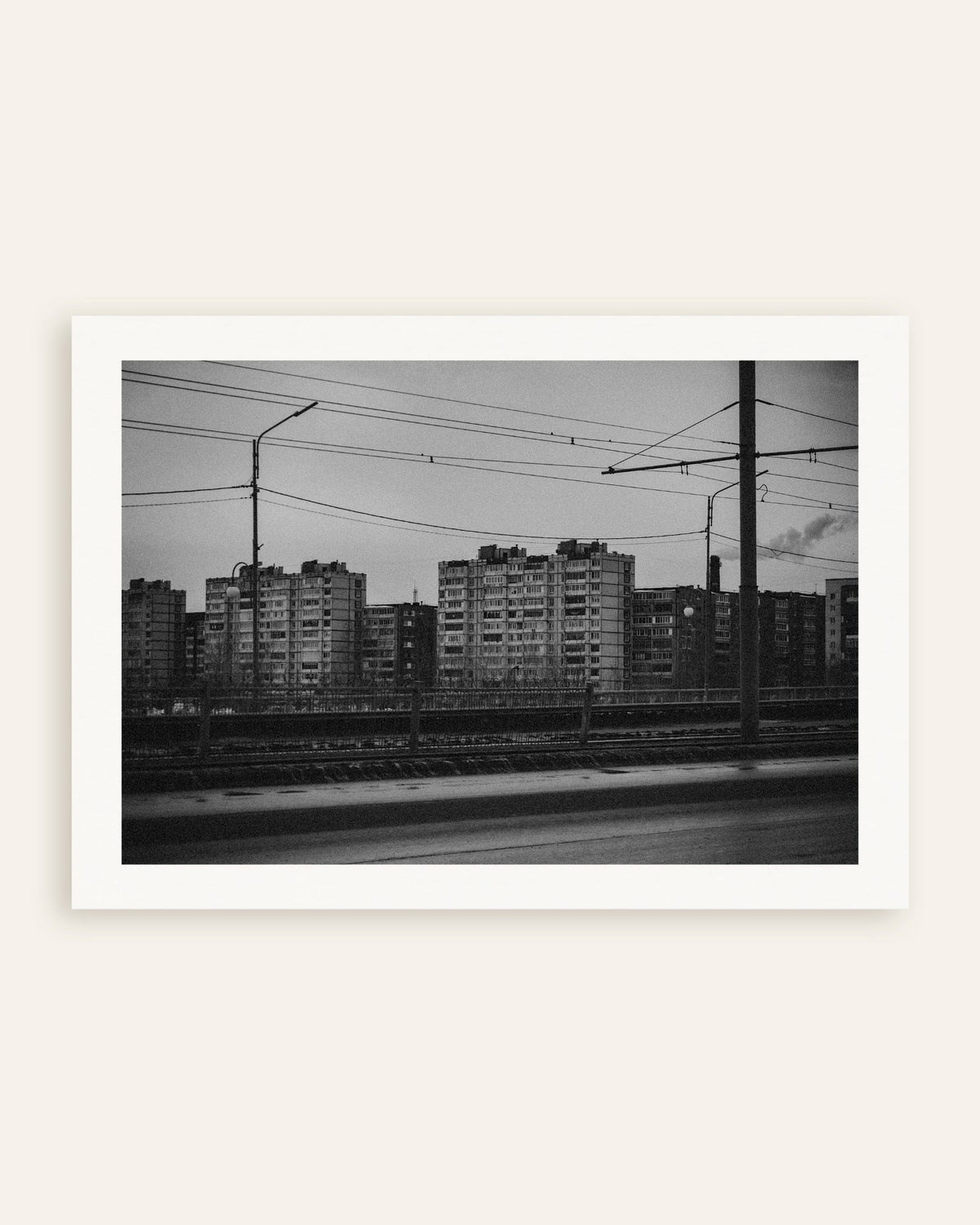 Poster „Hochhäuser jenseits der Straßenbahnleitungen“, Miniaturansicht