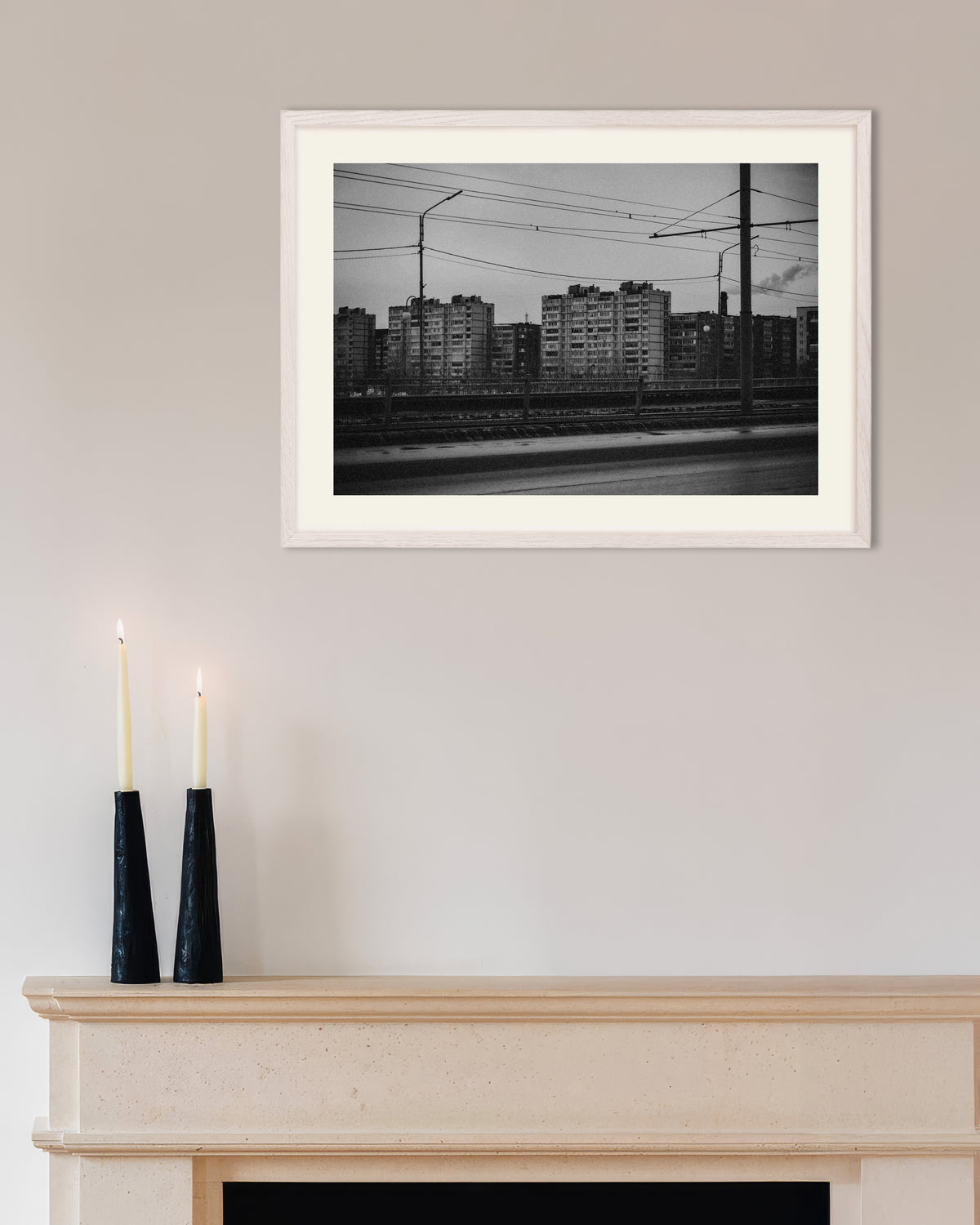 Poster „Hochhäuser jenseits der Straßenbahnleitungen“ mit weißem Holzrahmen