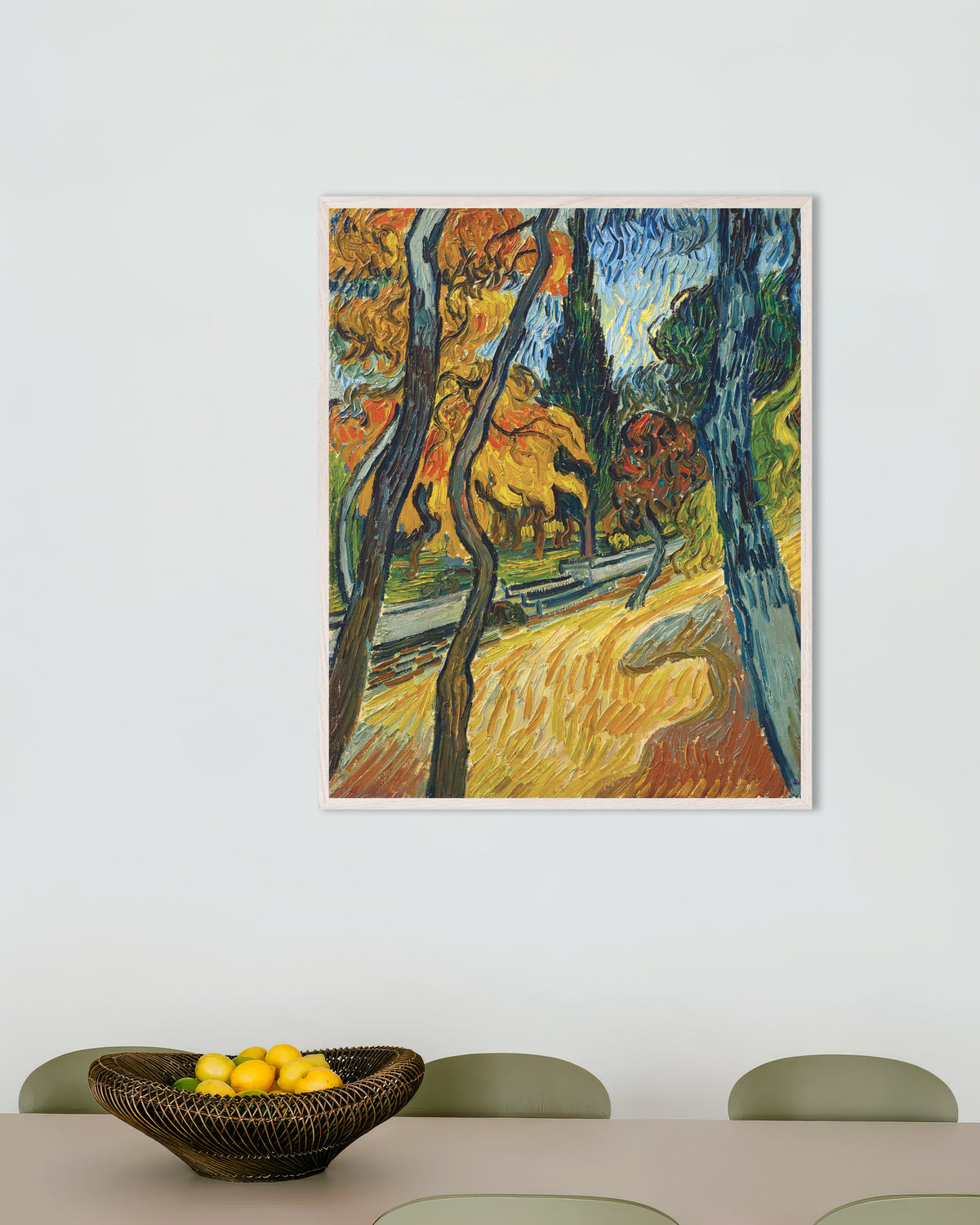 Poster mit dem Kunstwerk „Bäume im Garten der Heilanstalt (1889) von Vincent van Gogh“, mit weißem Holzrahmen