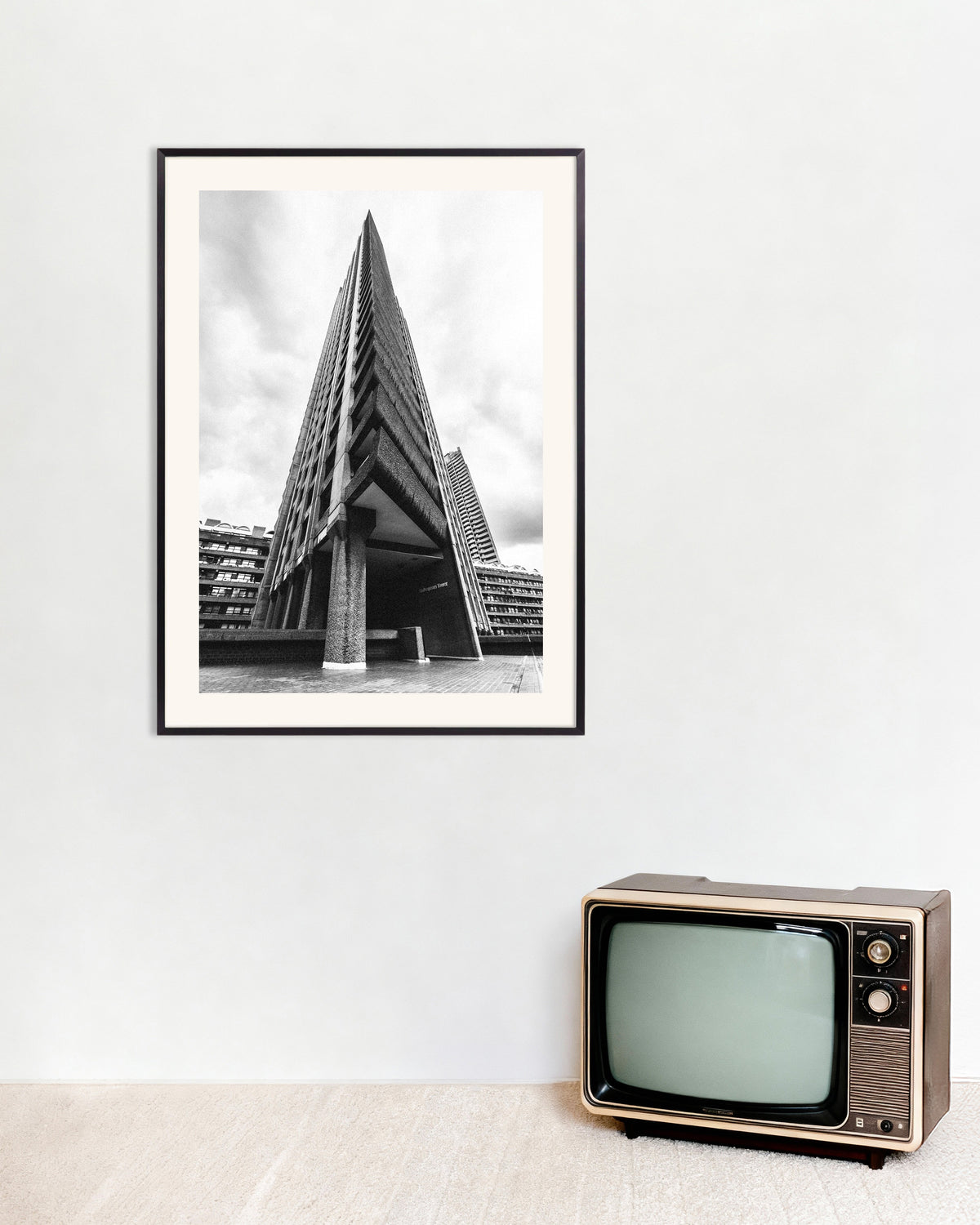 Poster „Bug eines dreieckigen Turms“ mit Metallrahmen