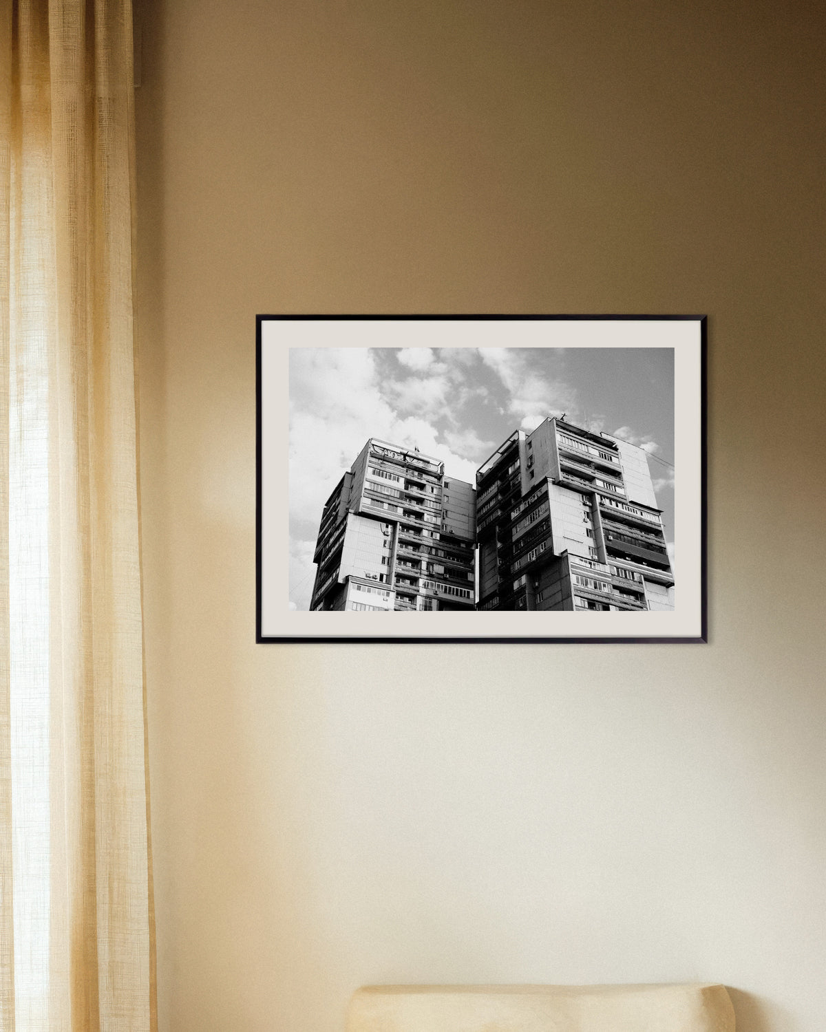 Poster „Zwillingstürme in den Wolken“ mit Metallrahmen