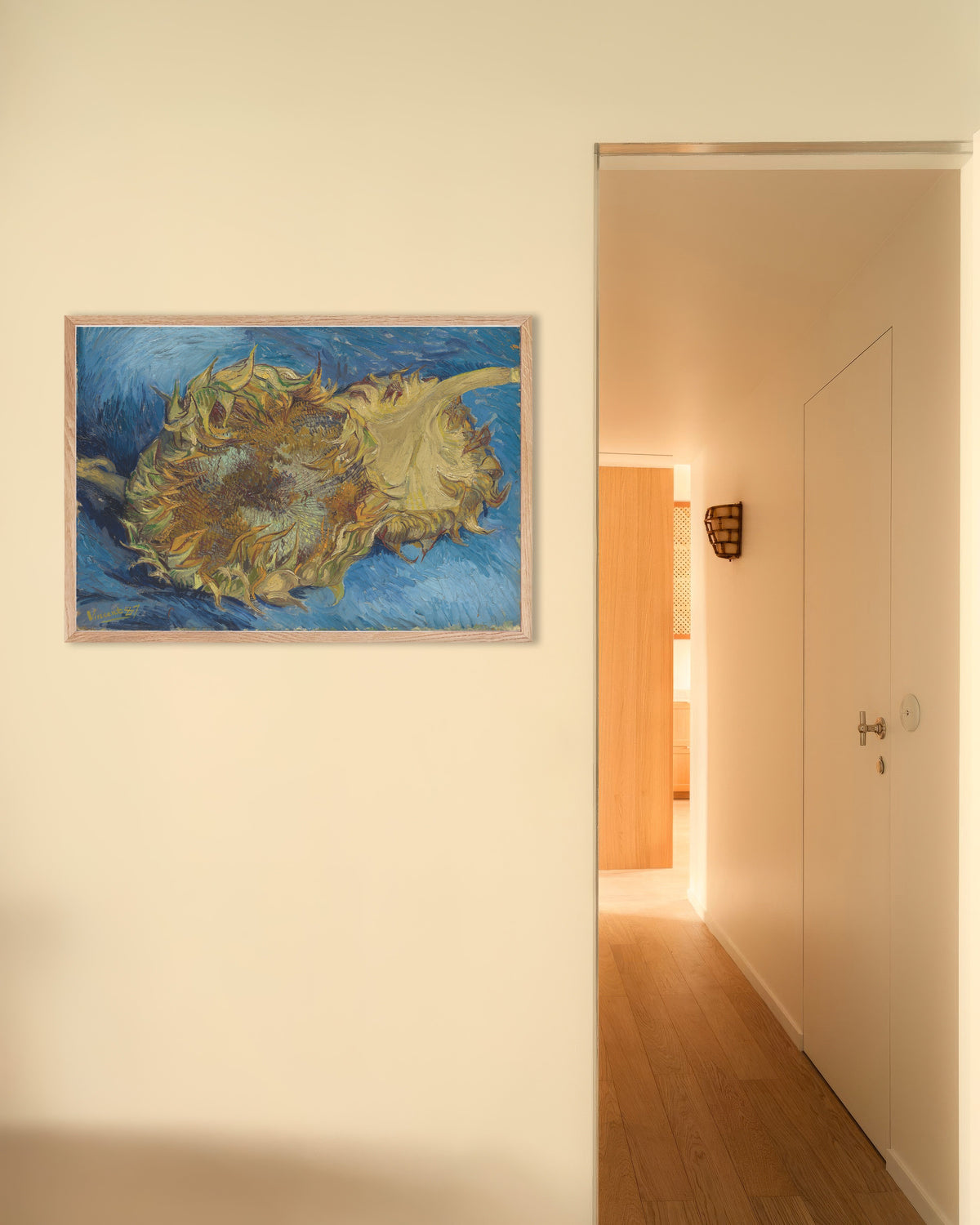 Poster mit Zwei abgeschnittene Sonnenblumen (1887) von Vincent van Gogh, mit naturfarbenem Holzrahmen