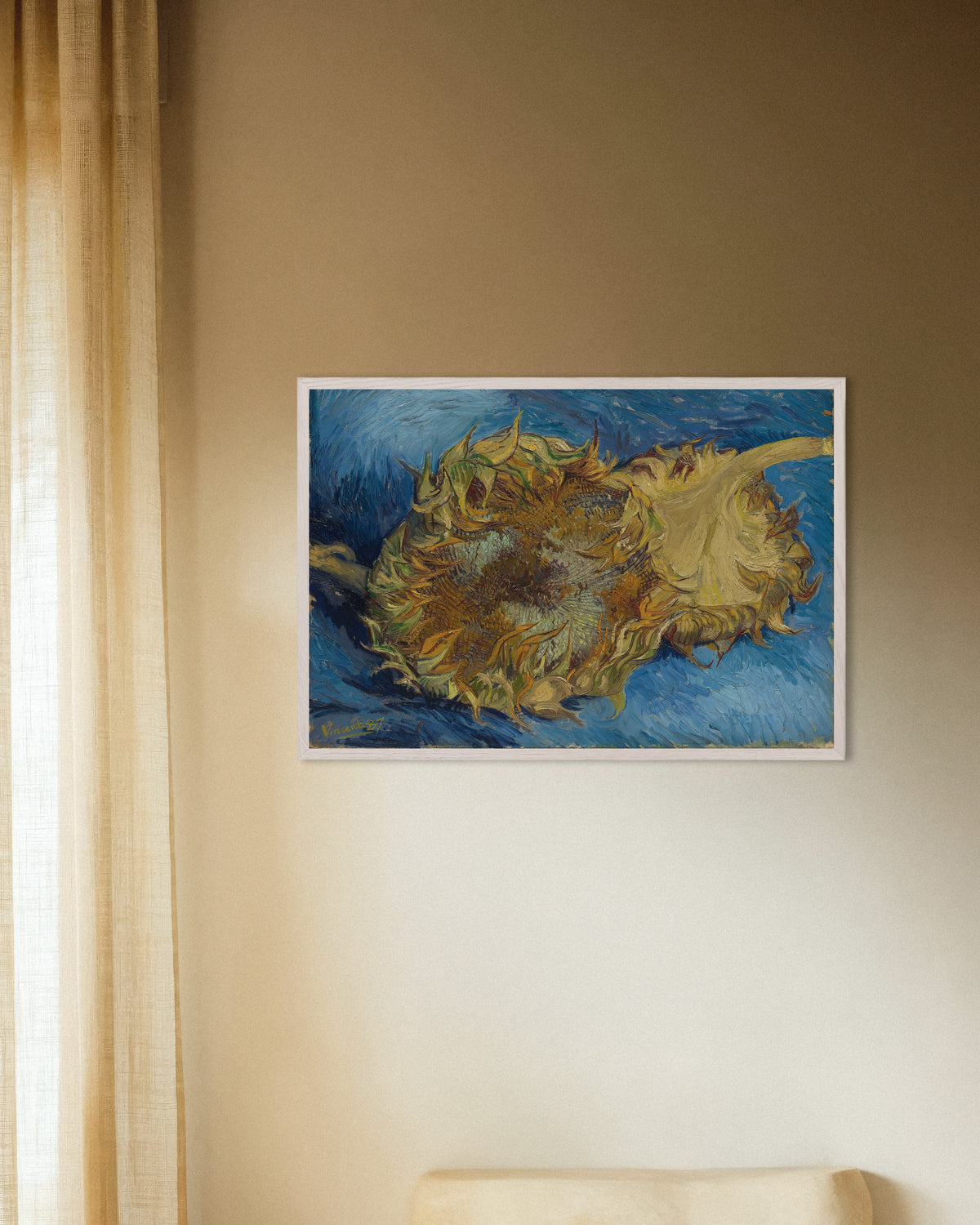 Poster mit Zwei abgeschnittene Sonnenblumen (1887) von Vincent van Gogh, mit weißem Holzrahmen