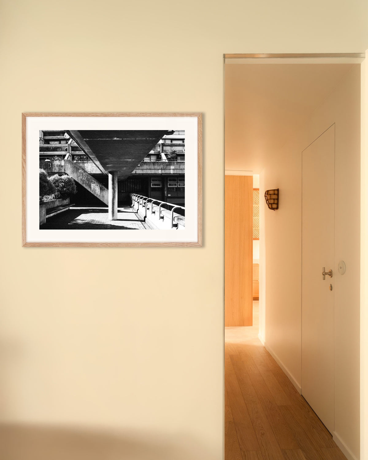 Poster „Unter dem Betonsteg“ mit naturfarbenem Holzrahmen