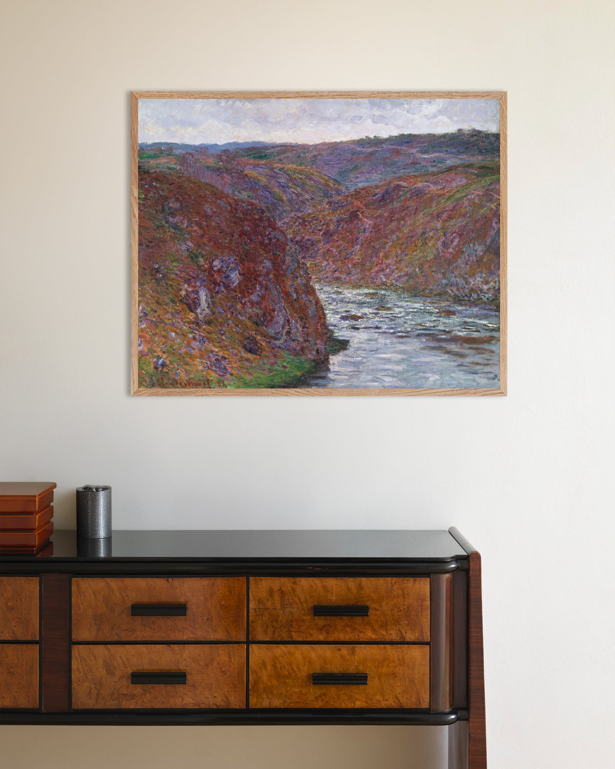 Poster Das Tal der Creuse, grauer Tag (1889) von Claude Monet mit naturfarbenem Holzrahmen