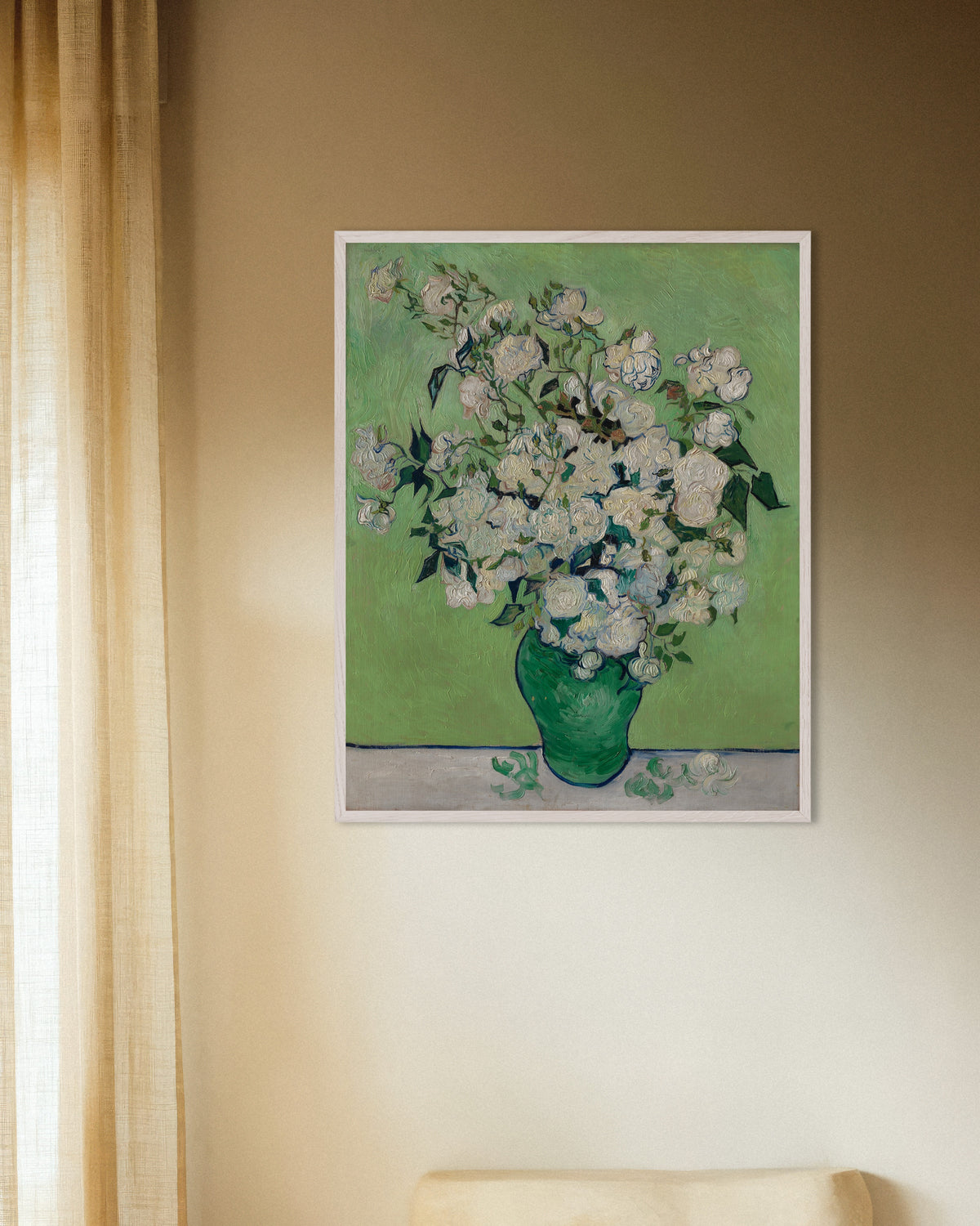 Poster „Vase mit Rosen (1890) von Vincent van Gogh“ mit weißem Holzrahmen