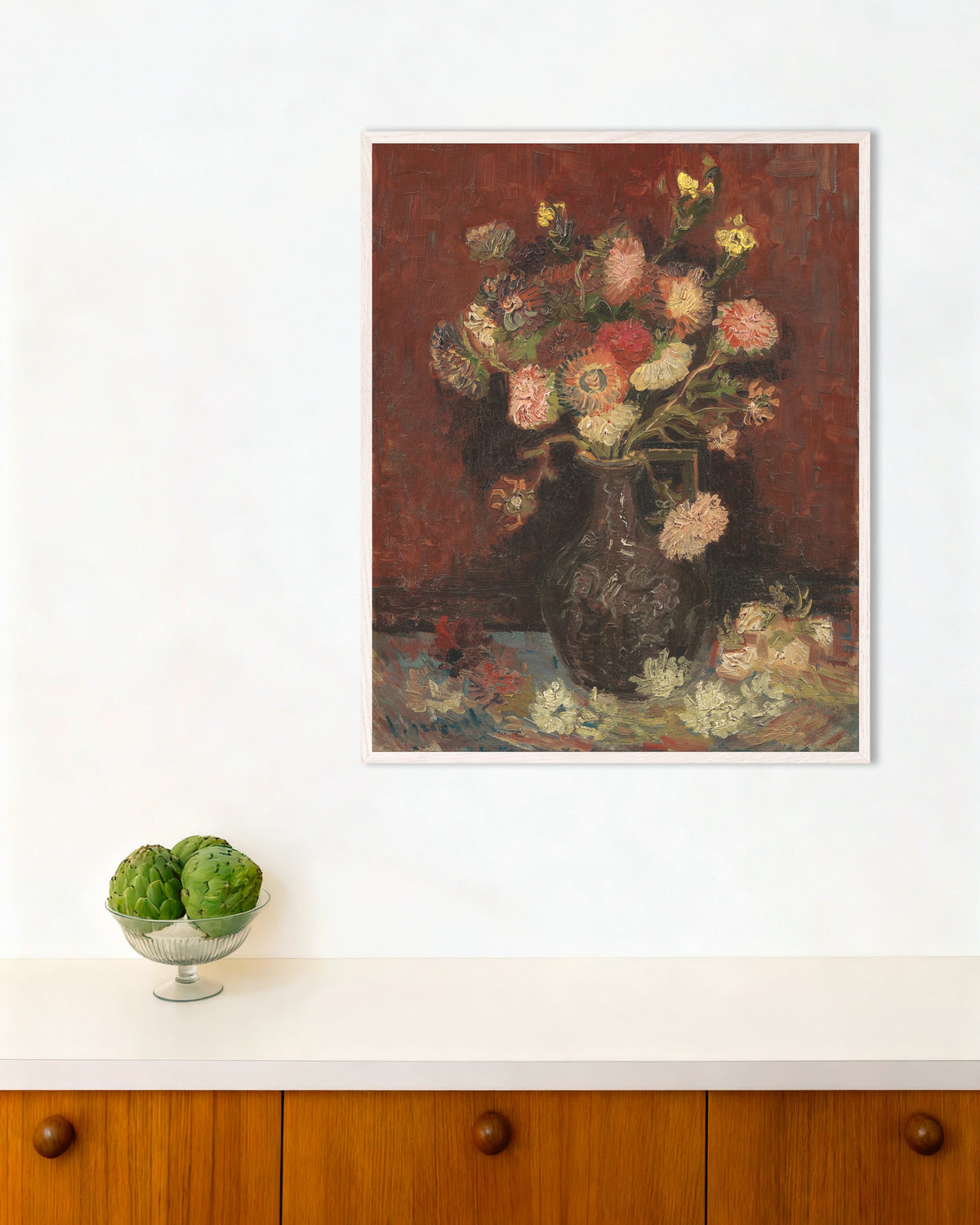 Poster mit Vase mit chinesischen Astern und Gladiolen (1886) von Vincent van Gogh, mit weißem Holzrahmen