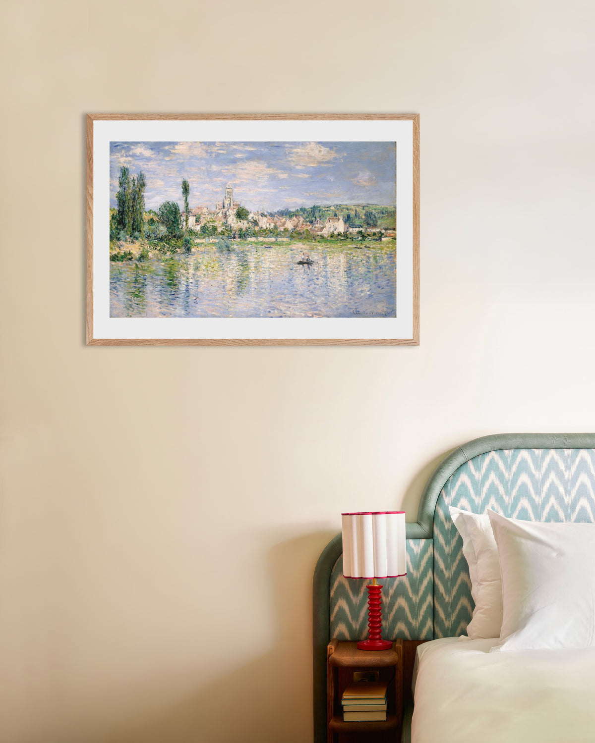 Poster Vétheuil im Sommer (1880) von Claude Monet mit naturfarbenem Holzrahmen