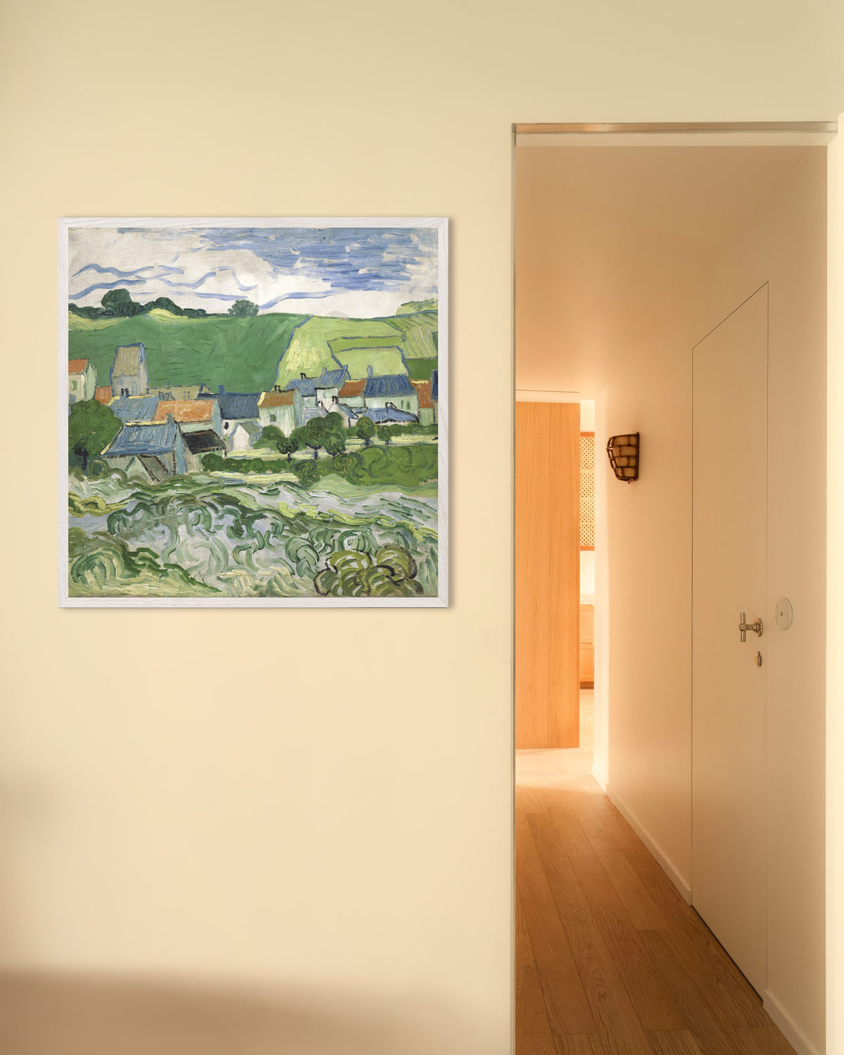 Poster „Blick auf Auvers (1890) von Vincent van Gogh“ mit weißem Holzrahmen