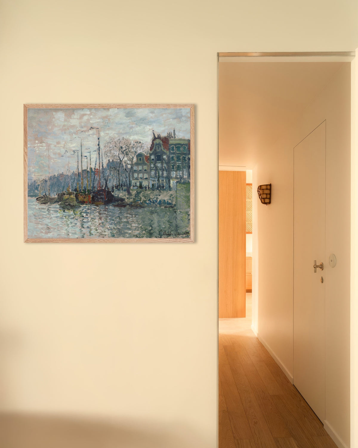Poster Blick auf die Prins Hendrikkade und den Kromme Waal in Amsterdam (1874) von Claude Monet mit naturfarbenem Holzrahmen