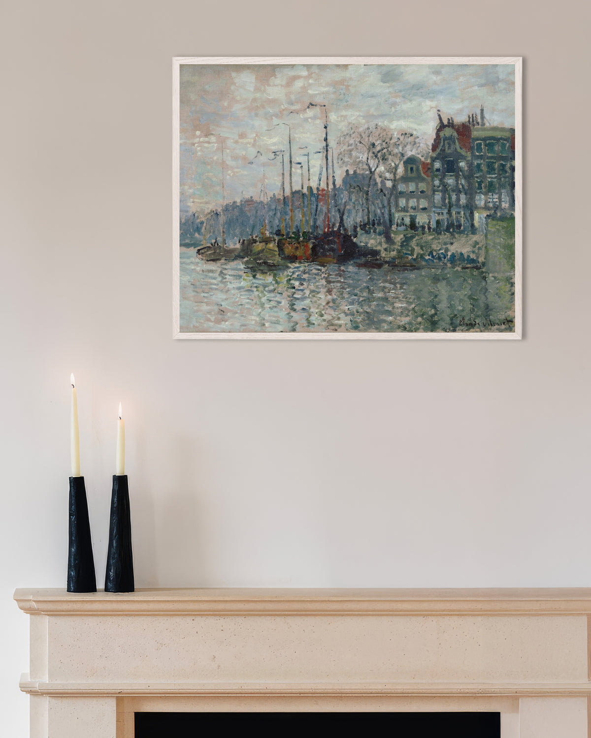 Poster Blick auf die Prins Hendrikkade und den Kromme Waal in Amsterdam (1874) von Claude Monet mit weißem Holzrahmen