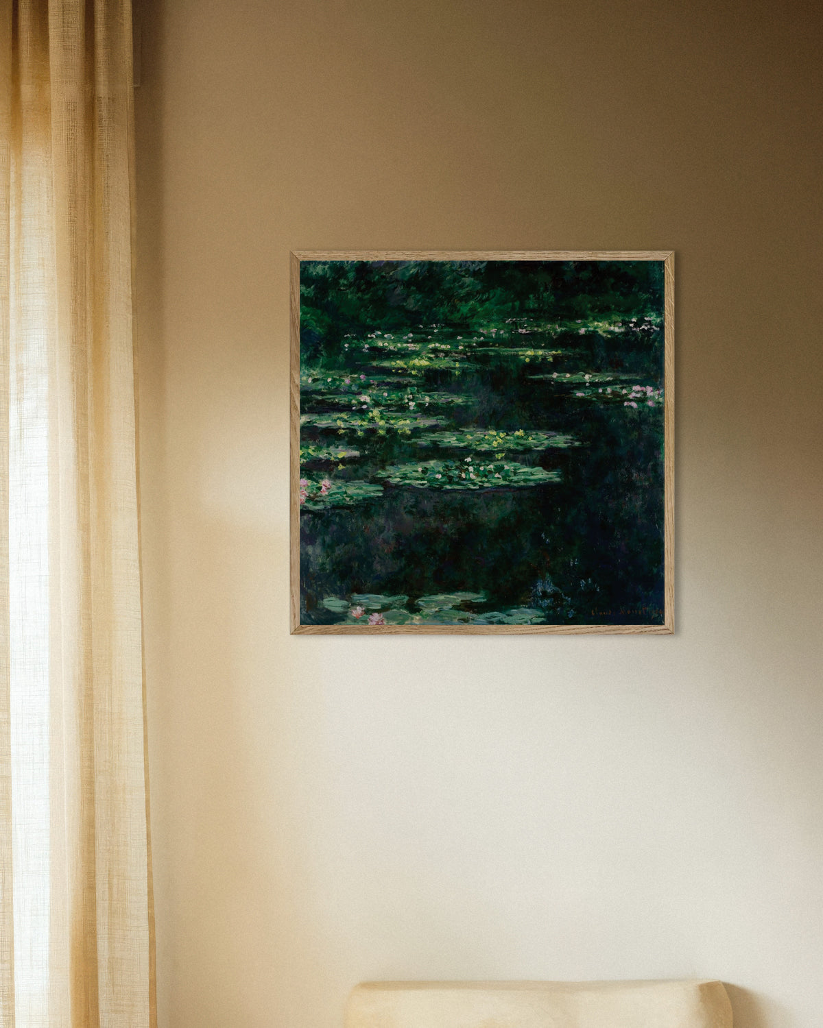 Poster Seerosen (1904) von Claude Monet mit naturfarbenem Holzrahmen