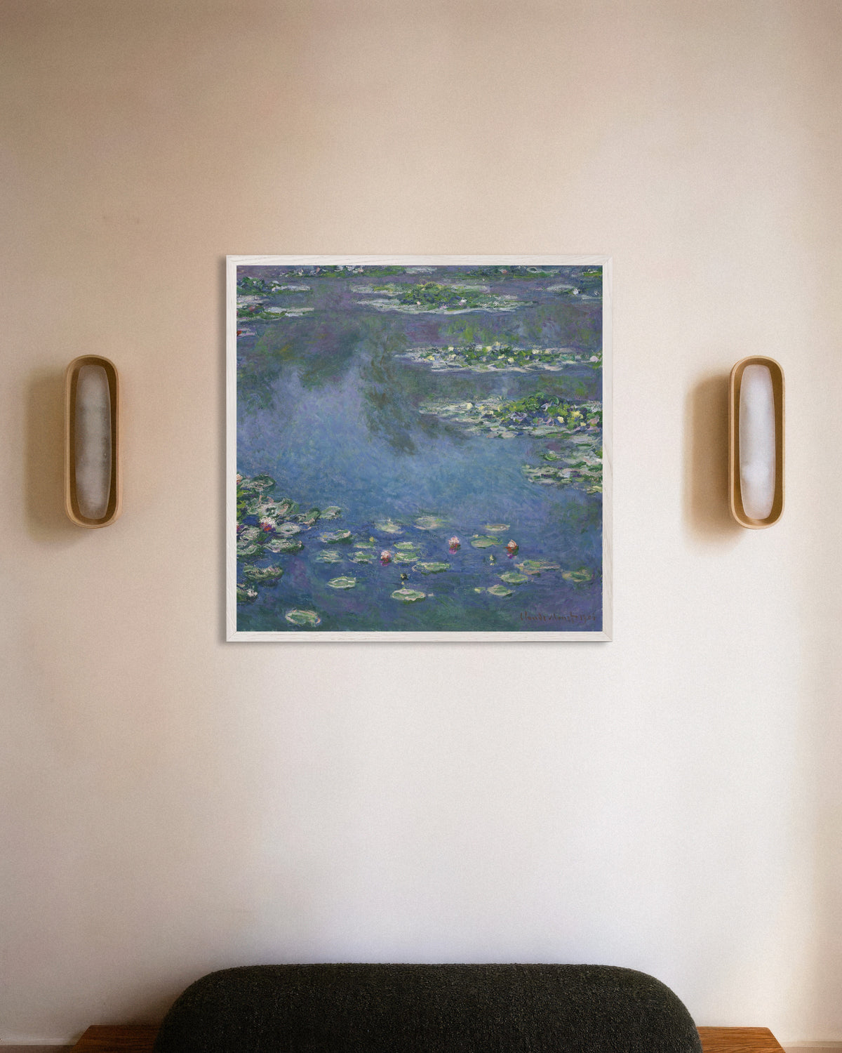 Poster Seerosen (1906) von Claude Monet mit weißem Holzrahmen