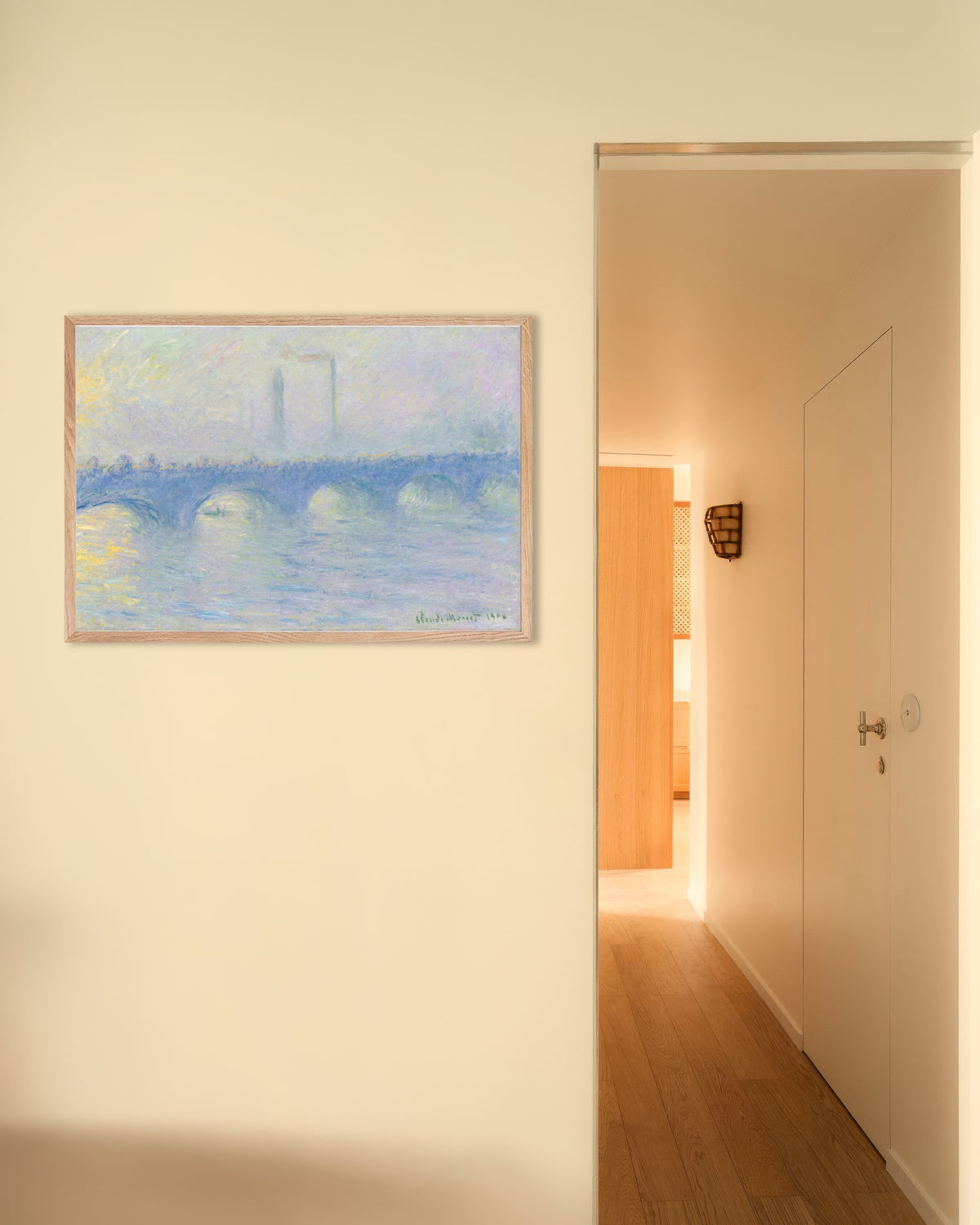 Poster Waterloo Bridge, Nebeleffekt (1904) von Claude Monet mit naturfarbenem Holzrahmen