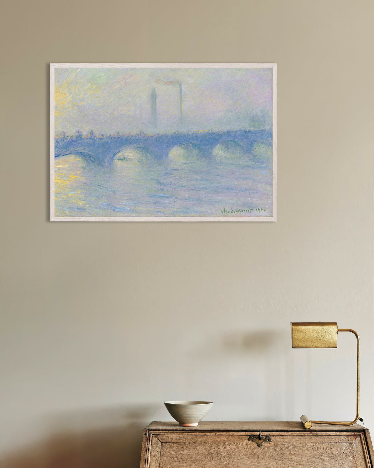 Poster Waterloo Bridge, Nebeleffekt (1904) von Claude Monet mit weißem Holzrahmen