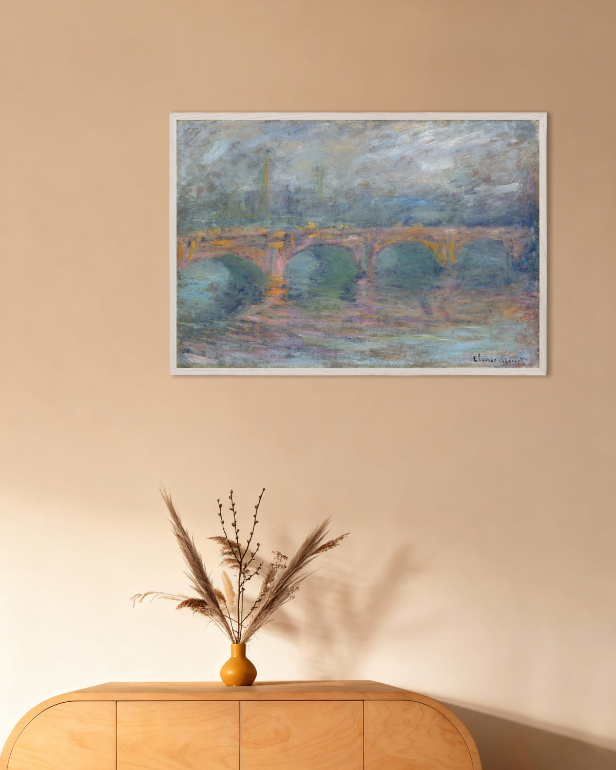 Poster Waterloo Bridge, London, bei Sonnenuntergang (1904) von Claude Monet mit weißem Holzrahmen