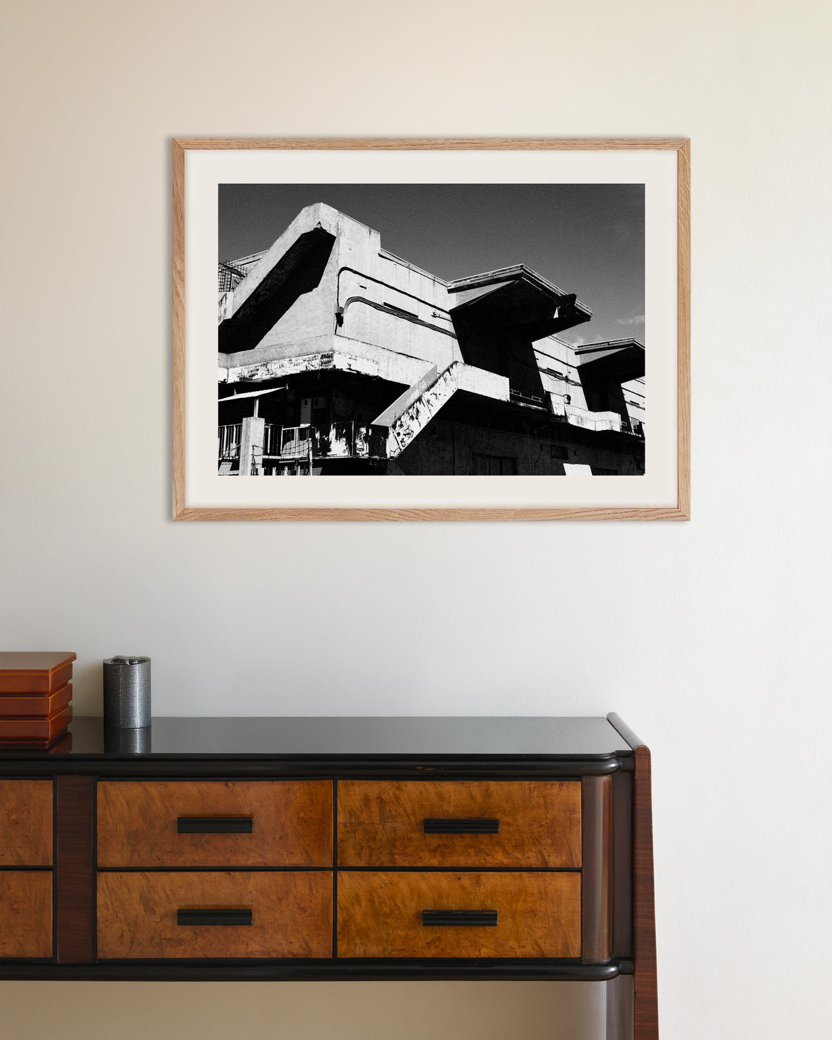 Poster „Verwitterter Betonpavillon“ mit naturfarbenem Holzrahmen