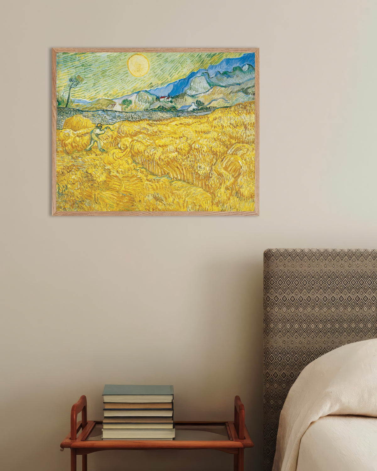 Poster mit Weizenfeld hinter dem Krankenhaus Saint-Paul mit einem Schnitter (1889) von Vincent van Gogh, mit naturfarbenem Holzrahmen