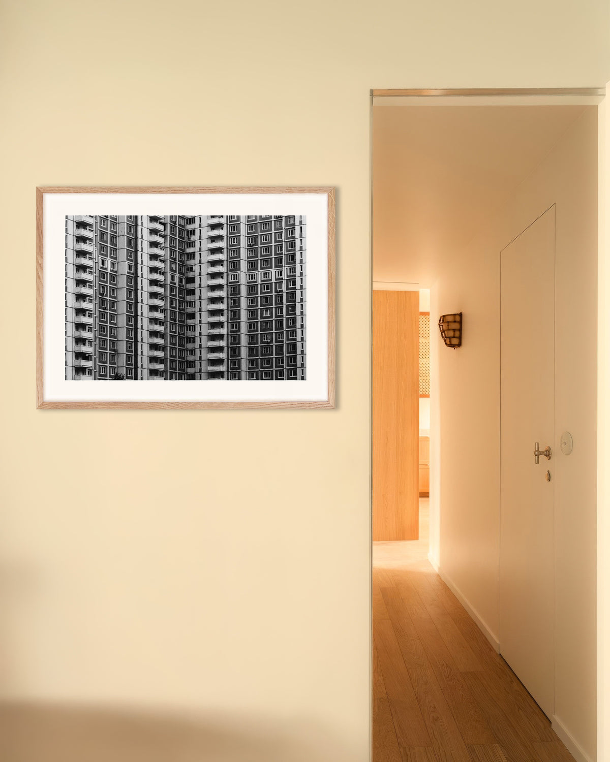Poster „Fensterraster eines Hochhauses“ mit naturfarbenem Holzrahmen