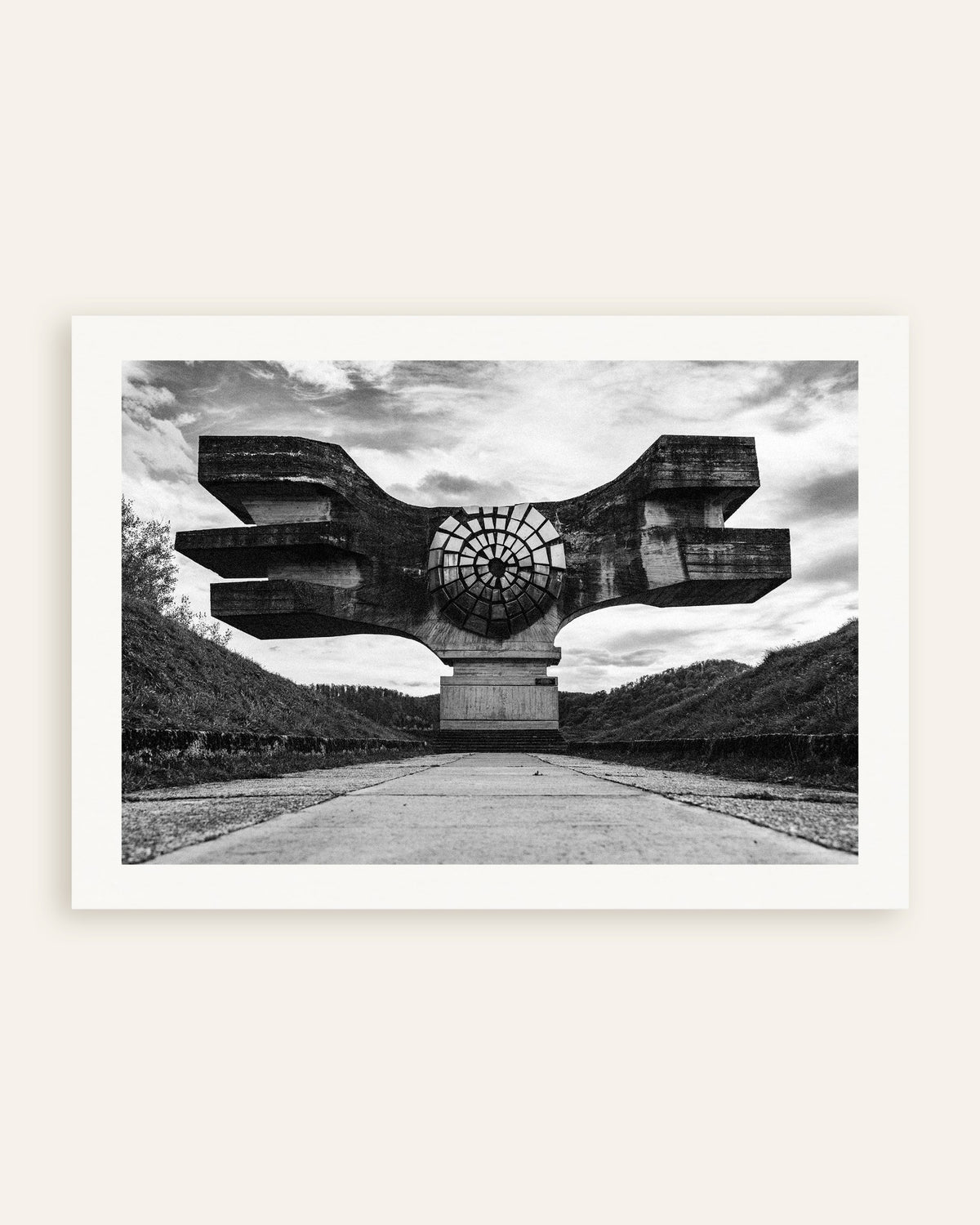Poster „Geflügeltes Monument am Ende der Straße“, Miniaturansicht