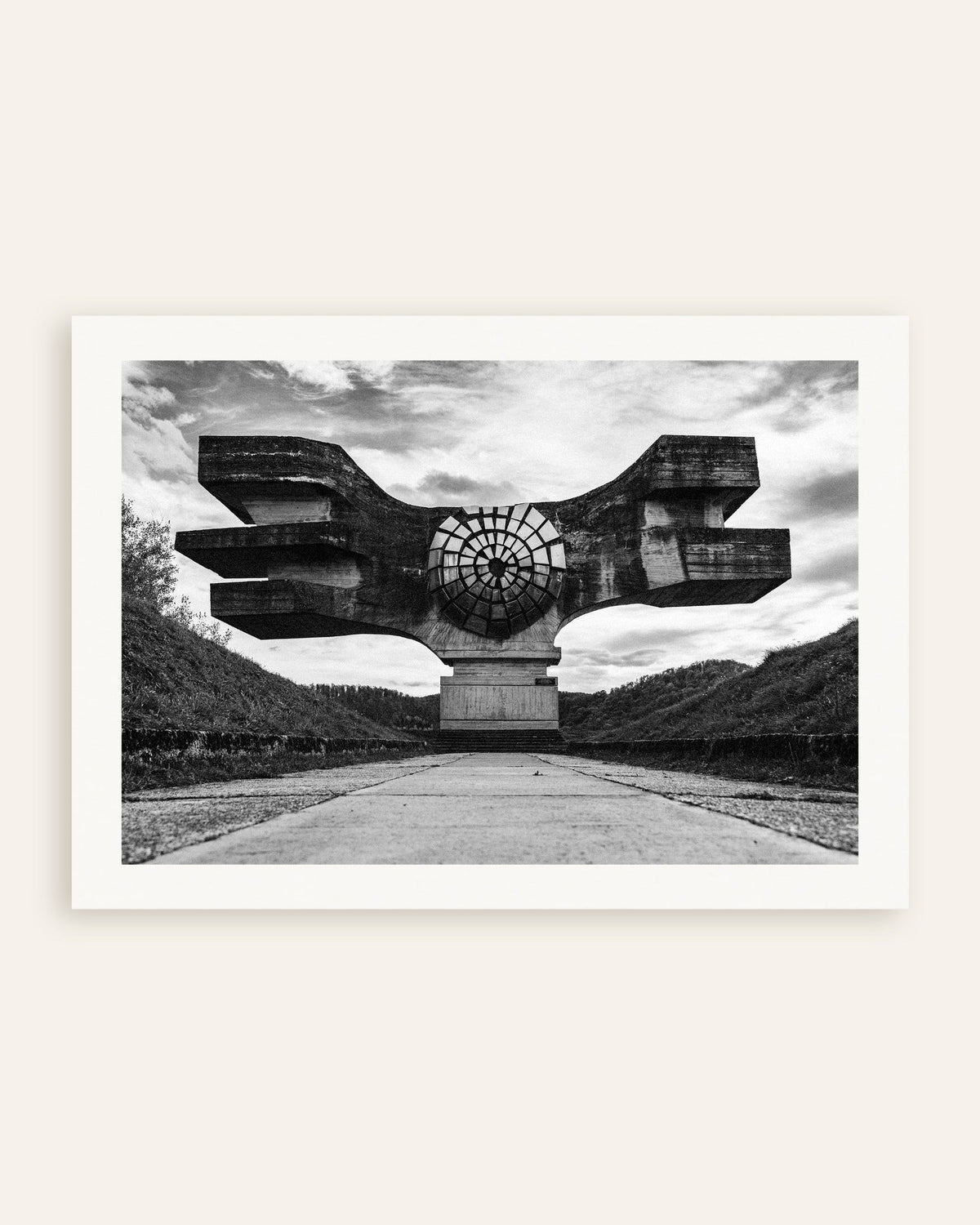 Poster „Geflügeltes Monument am Ende der Straße“, Miniaturansicht