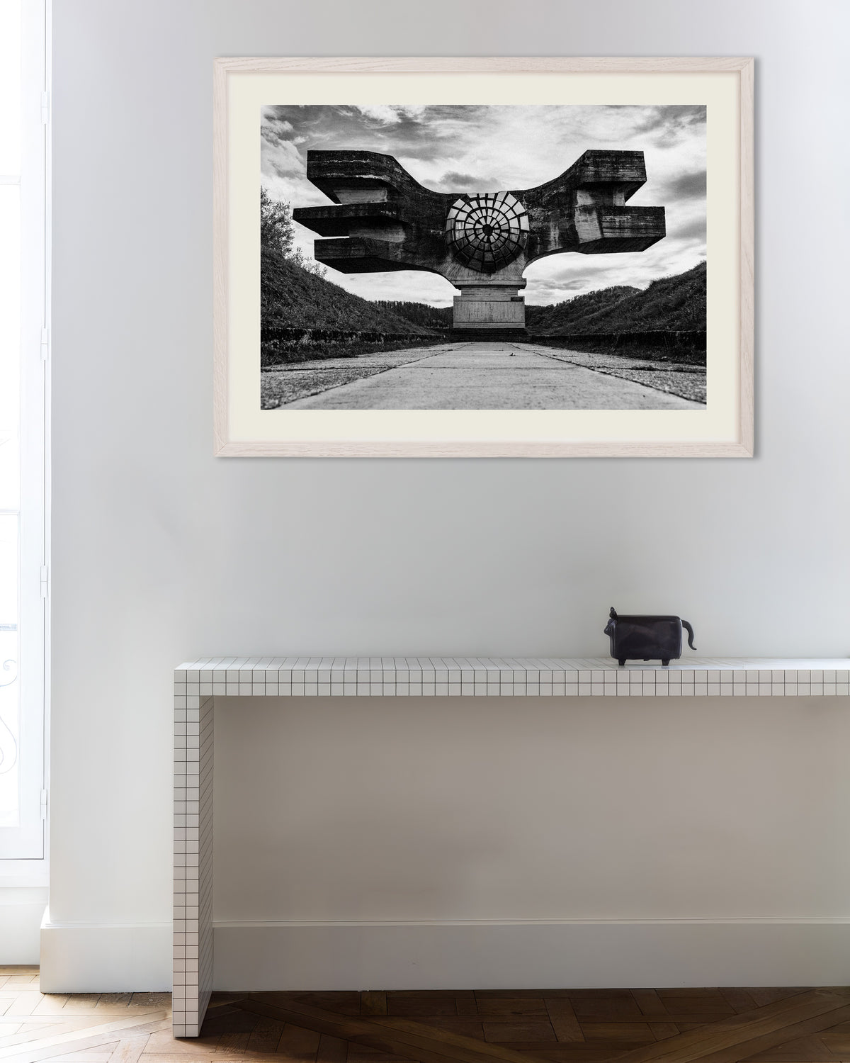 Poster „Geflügeltes Monument am Ende der Straße“ mit weißem Holzrahmen