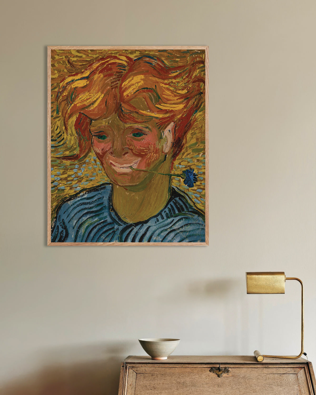 Poster des Kunstwerks „Junger Mann mit einer Kornblume (1890) von Vincent van Gogh“ mit naturfarbenem Holzrahmen