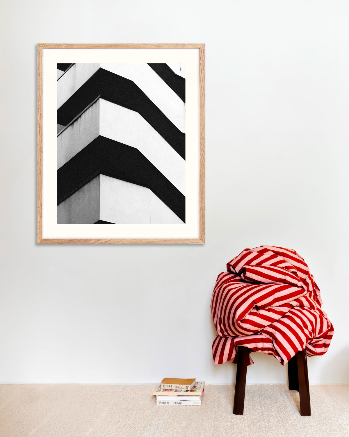 Poster „Zickzack-Balkone aus Beton“ mit naturfarbenem Holzrahmen